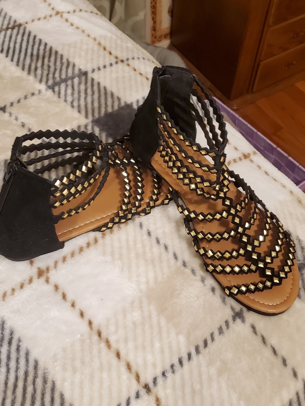 New Olivia Miller Black Strappy Gladiator Sandals with Gold Accents - Size 7